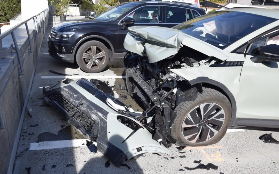 Pontresina: carro embate contra muro e duas mulheres ficam feridas — Rega chamada ao local